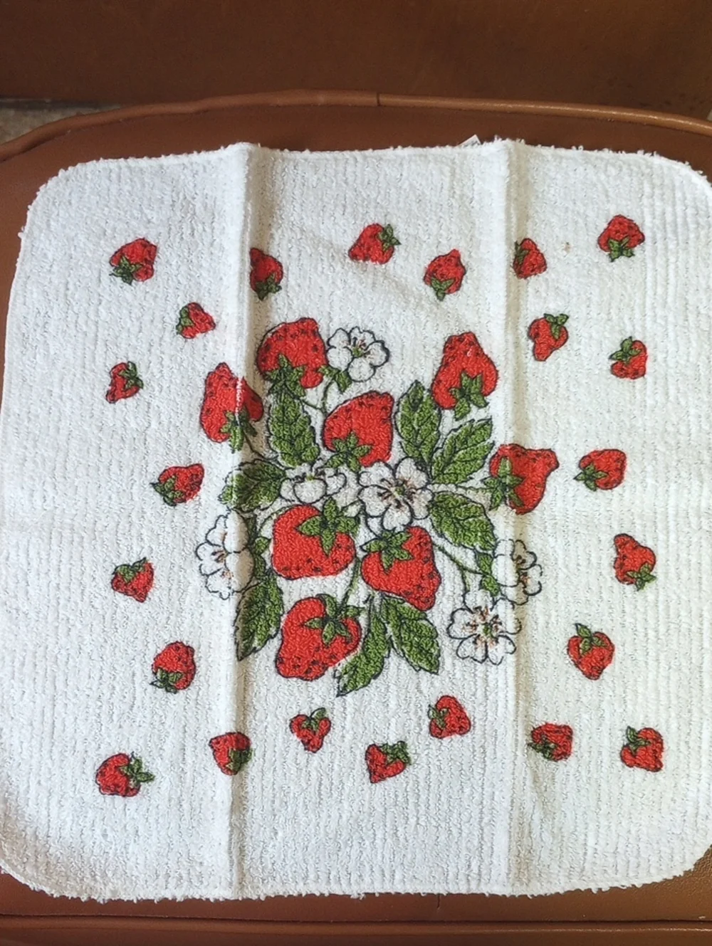 Vintage Strawberry 9-Piece Kitchen Linen Lot: Towels, Dishcloths, Decor. As-Is